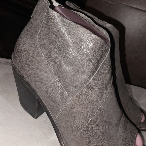 EILEEN FISHER Sz7 Ink Gray Distressed Leather Peep Toe Heel Zipper Ankle Booties - Picture 4 of 10